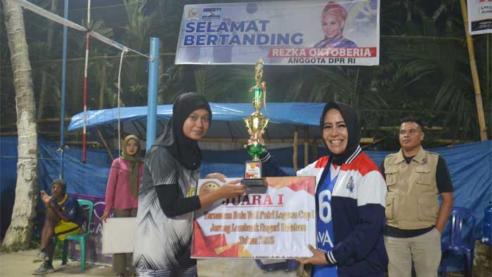 Rezka Oktoberia serahkan hadiah Open Turnamen Volly Ball Putra dan Putri Legusa Cup I