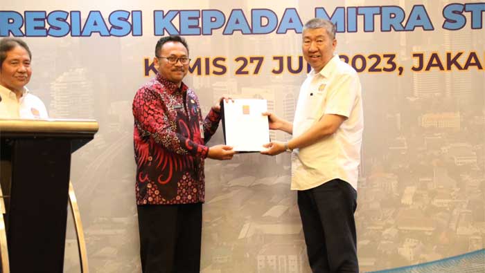 Sekjen Kemendagri Terima Penghargaan REI Wira Bhakti Praja Utama