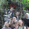 Turis asing bersama local guide foto bersama di lokasi mekarnya Raflesia Arnoldi di Batang Palupuh