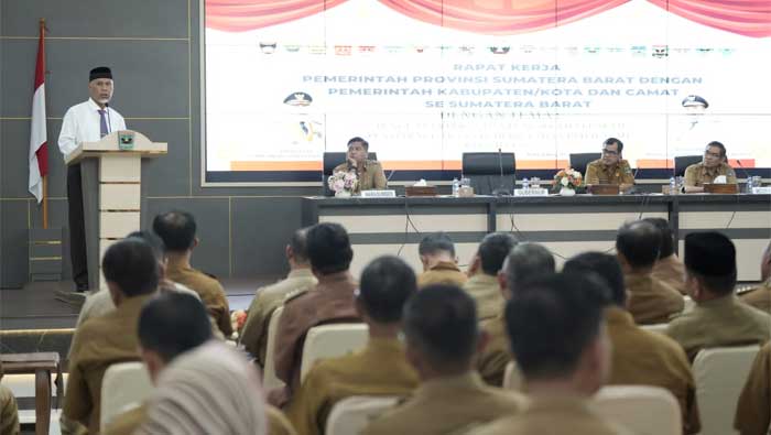 Rapat Kerja Pemprov Sumbar, Gubernur Mahyeldi Minta Fungsi Camat Diperkuat 1 Gubernur dalam Rapat Kerja Pemprov Sumbar dengan Pemerintah Kabupaten/Kota dan Camat se-Sumbar