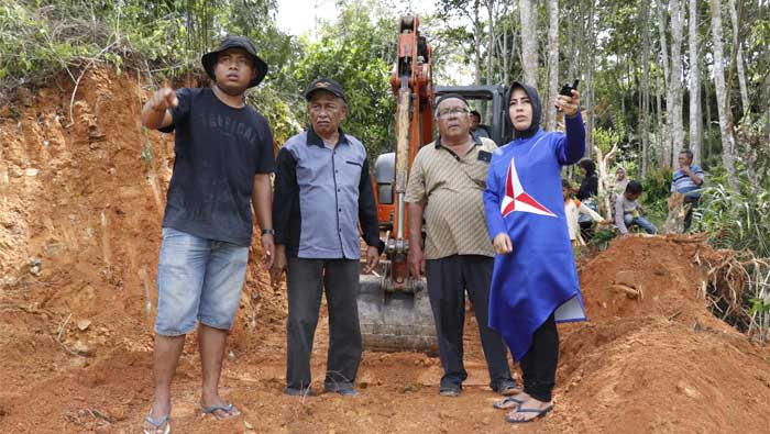 Rezka Oktoberia Bantu Warga Nagari Andiang Buka Jalan