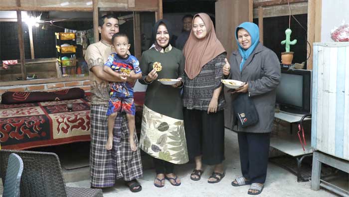 Rezka Oktoberia Bantu Warga yang Rumahnya Belum Punya Listrik