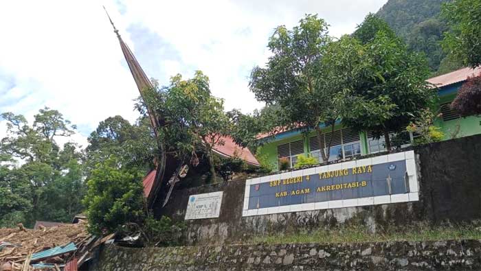SMPN 4 Tanjung Raya terdampak longsor