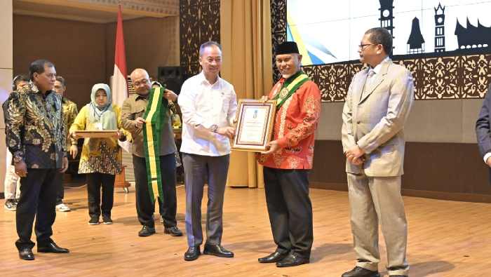 Dekopin Berikan Penghargaan Bintang Adidaya Jagadita kepada Gubernur Sumbar