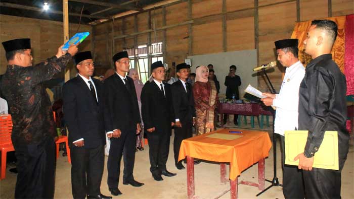 Wabup Pasbar Lantik Anggota Bamus Nagari Batahan Utara