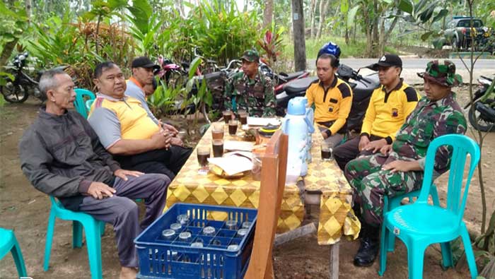 Wakapolsek Bayan Bersama Anggota Goro Bangun Rumah Korban Gempa