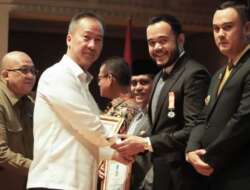 Wako Padang Panjang Terima Penghargaan Penggerak Koperasi Madya