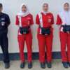 Wan Yulia beserta rekan kerjanya di salah satu lokasi pengisian bahan bakar