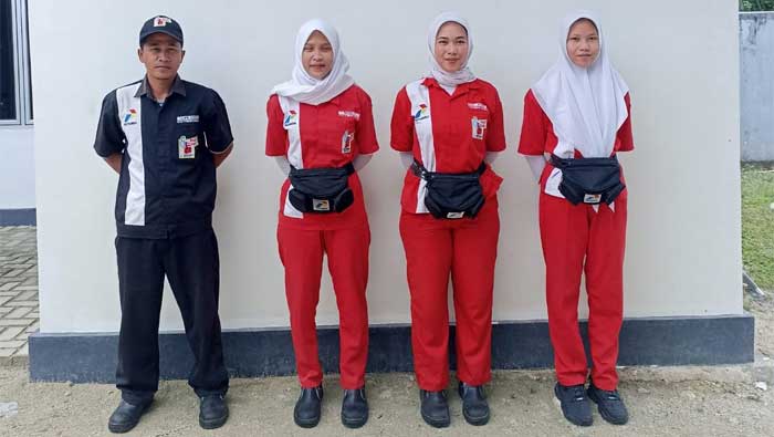 Wan Yulia beserta rekan kerjanya di salah satu lokasi pengisian bahan bakar