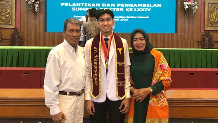 Wisudawan Sarjana Kedokteran Unbrah bersama orang tua