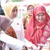 Ketua Dekranas, Wury Ma’ruf Amin dan Ummi Harneli saat Peningkatan Kompetensi UMKM Kriya di Lapangan Nagari Panyakalan, Kecamatan Kubung, Kabupaten Solok