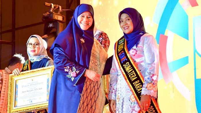 Ketua TP-PKK bersama Kepala Dinas PP dan PA Agam Terima Penghargaan Ayah Bunda Genre 2023
