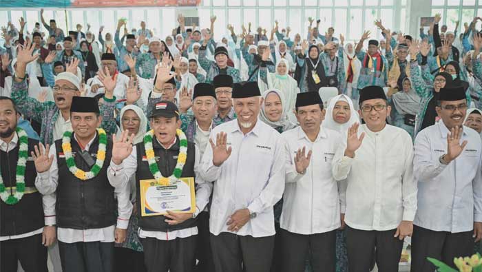 Gubernur Sumatera Barat, Mahyeldi Ansharullah menyambut kedatangan jemaah haji kelompok terbang (kloter) pertama Embarkasi/Debarkasi Sumatera Barat (Sumbar) di Asrama Haji, Senin (17/7/2023) pagi.