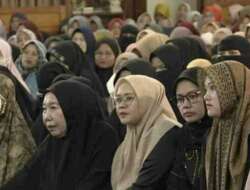 Kaum Muslimah Padati Islamic Center, Ustazah Halimah Alaydrus Beri Tausiyah Meramu Cemburu