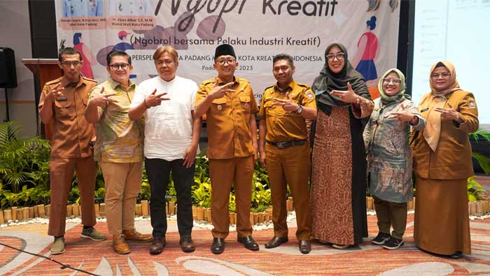 Menuju Kota Kreatif, Wako Padang Luncurkan Aplikasi 'Si Buyuang' 1 Wako Hendri Septa saat 'Ngopi Kreatif' (Ngobrol Bersama Pelaku Ekonomi Kreatif) bertempat di Santika Premiere Hotel Padang