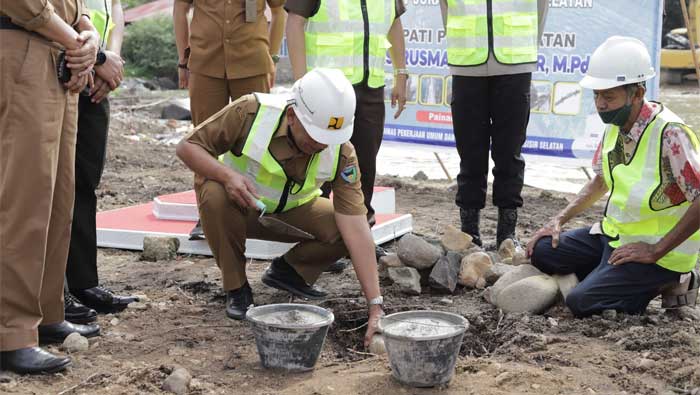 Peletakan batu pertama pembangunan jembatan wisata Pantai Carocok Painan