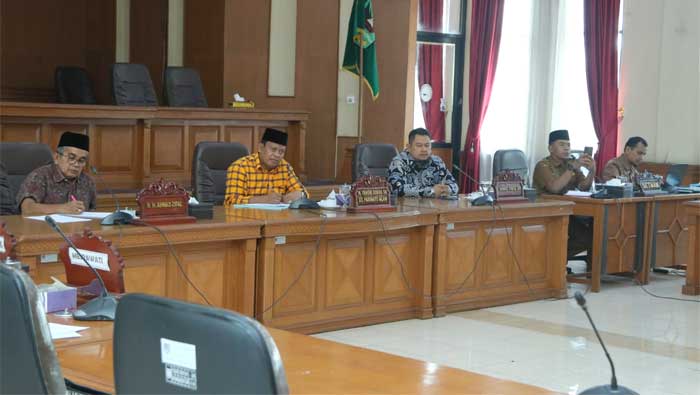 rapat Pansus DPRD Kota Payakumbuh dengan belasan guru SMPN 2