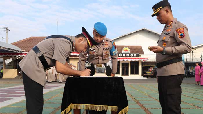 AKP Andre Birawa Jabat Kasat Reskrim Polres Purworejo 1 Kapolres Purworejo, AKBP Victor Ziliwu mengambil sumpah jabatan dan menyaksikan penandatangan fakta integitas saat serah terima jabatan Kasat Reskrim Polres Purworejo dari AKP Khusen Martono kepada AKP Andre Birawa