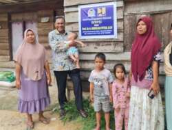 Senator Abdullah Puteh Serahkan Bantuan Aspirasi Rehab Rumah di Aceh Tamiang