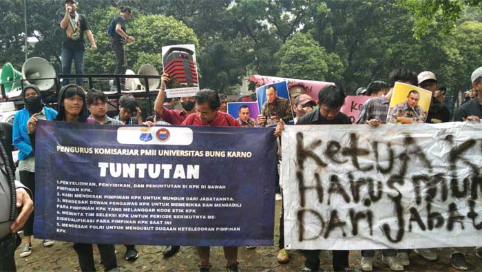 Aktivis PMII Universitas Bung Karno (UBK) menggelar aksi demonstrasi di depan gedung Komisi Pemberantasan Korupsi (KPK)