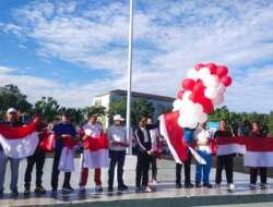 Badan Kesbangpol Pasbar Bagikan Bendera Merah Putih