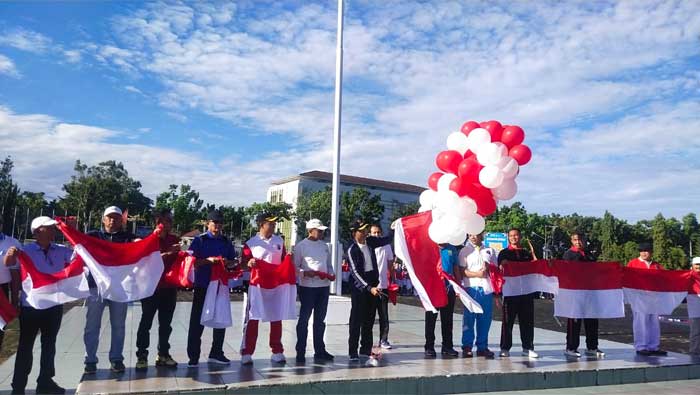 Badan Kesbangpol Pasbar Bagikan Bendera Merah Putih