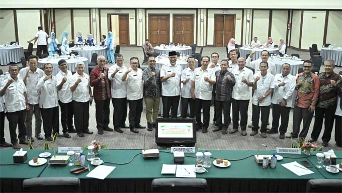 Gubernur Mahyeldi saat membuka Bimbingan Teknis (Bimtek) Staf Ahli Gubernur, Bupati ,dan Walikota se Sumbar