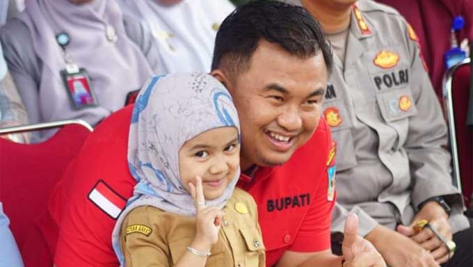 Bupati Dharmasraya Serahkan Bantuan Seragam Sekolah PAUD, SD dan SMP 1 Bupati Dharmasraya Serahkan Bantuan Seragam Sekolah PAUD, SD dan SMP