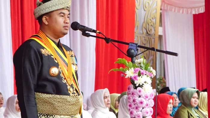 HUT RI ke-78, Bupati Dharmasraya Sematkan Tanda Kehormatan Satya Lancana Karya Satya dan Serahkan Piagam Penghargaan 1 Peringatan detik-detik Proklamasi Kemerdekaan Republik Indonesia ke-78 di Halaman Kantor Bupati Dharmasraya