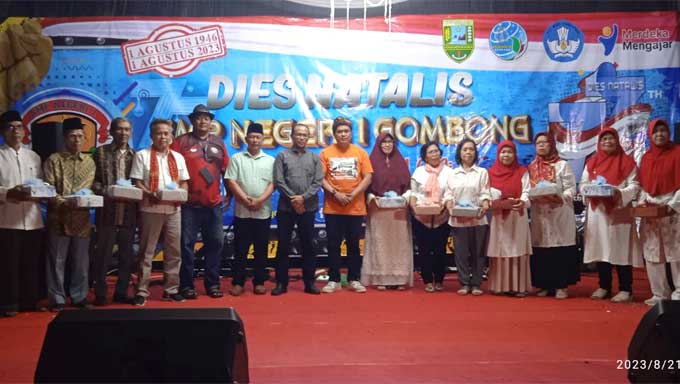 Pemberian Cinderamata bagi Guru dan Karyawan Purna Tugas Warnai Puncak Dies Natalis SMPN 1 Gombong