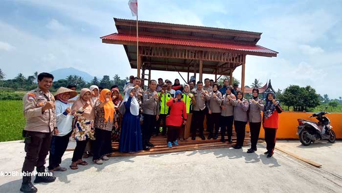 Bhabinkamtibmas di Payakumbuh Dirikan Poskamling dengan Uang Hasil Ngojek Online