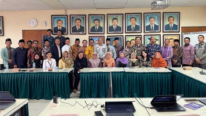 Foto bersama usai Kegiatan Focus Group Discussion (FGD) dengan tema Pencegahan dan Penanganan Kekerasan Seksual di Madrasah Aliyah dan Pondok Pesantren Kota Malang