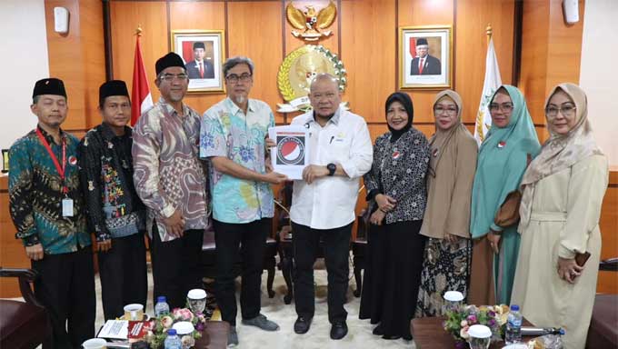 Forum Tanah Air Serahkan 10 Manifesto Politik kepada Ketua DPD RI, AA Lanyalla Mahmud Mattalitti. (f/dpd)