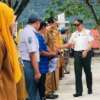 I Putu Venda bersalaman dengan kepala sekolah dan sejumlah majelis guru SMA 3 Padang Panjang