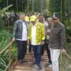 Anggota DPR RI, John Kenedy Aziz didampingi Wakil Bupati Pasaman Barat, Risnawanto dan Wakil Ketua DPRD Daliyus K tinjau kondisi jembatan gantung di Bancah Pabik Sungai Paku