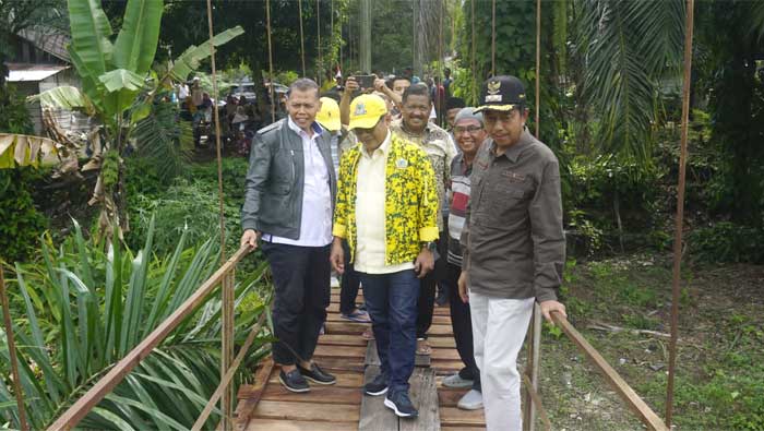 Anggota DPR RI, John Kenedy Aziz didampingi Wakil Bupati Pasaman Barat, Risnawanto dan Wakil Ketua DPRD Daliyus K tinjau kondisi jembatan gantung di Bancah Pabik Sungai Paku