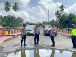 Kapolres Way Kanan Tinjau Kondisi Jalan Rusak Di Jembatan Way Tahmi