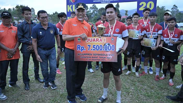 Gubernur Mahyeldi Tutup Kejurprov Sepakbola U-20 Sumbar