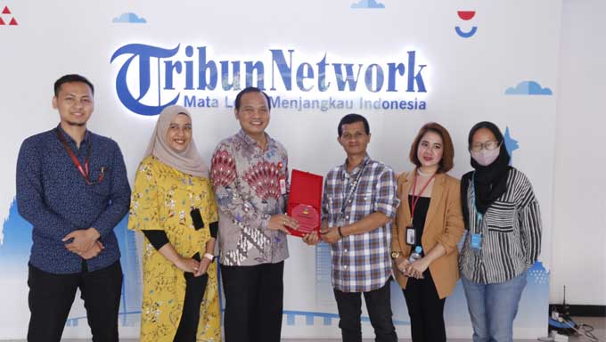 Plt. Kepala Biro Humas Kemensos, Romal Uli Jaya Sinaga kunjungan media ke kantor Tribunnews.com di Palmerah