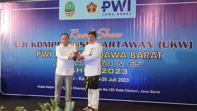 Pemprov Jabar mendapat penghargaan dari PWI Pusat pada peringatan Hari Pers Nasional (HPN) di Medan