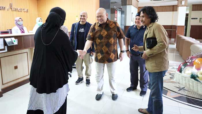 Ketua DPD RI, AA LaNyalla Mahmud Mattalitti menjenguk Cak Nun