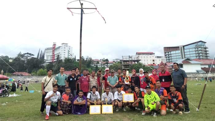 Pemenang Lomba Panjat Pinang dan Sepak Bola Sarung Antar Kecamatan di Kota Bukittinggi