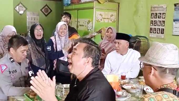 Ketika Gubernur Sumbar Nyanyikan Indonesia Pusaka Diiringi Seniman Jalanan Bukittinggi 1 Gubernur Sumbar, Mahyeldi Nyanyikan Indonesia Pusaka Diiringi Seniman Jalanan