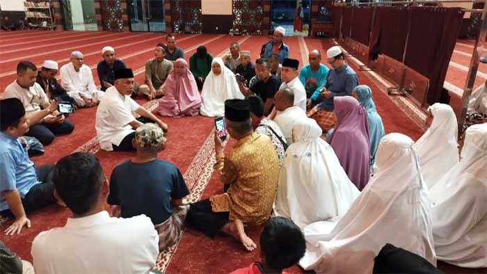Mahyeldi Temui Pengunjuk Rasa di Masjid Raya Sumbar
