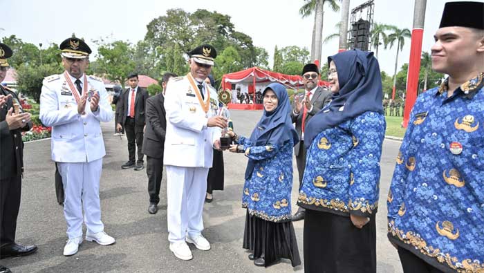 Gubernur Mahyeldi berikan penghargaan kepada enam PNS berprestasi di lingkup Pemprov Sumbar