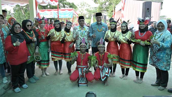 Gubernur Sumbar, Mahyeldi bersama Siswa-Siswi SMAN 2 Sipora, Kepulauan Mentawai. (f/biro adpim)