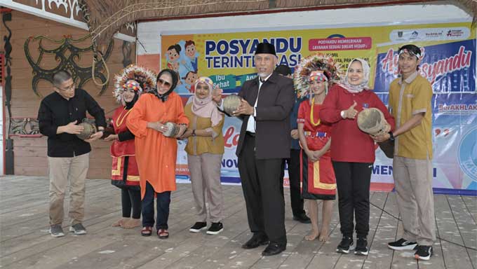 Kegiatan "Aktifkan Posyandu dan Pelayanan Kesehatan Terpadu" yang digelar oleh Dinas Kesehatan Prov. Sumbar, serta "Launching (Peluncuran) Aplikasi Help Me - Inovasi RSUD Mentawai", di Homestay Mapaddegat, Sipora Utara, Jumat (25/08/2023).