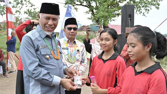 Gubernur Sumbar, Mahyeldi saat pencanangan Aksi Bergizi di Sekolah di SMAN 2 Sipora