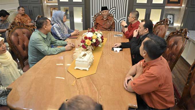 Gubernur Sumbar, Mahyeldi saat menerima kunjungan Rektor UIN Bukittinggi Prof. Ridha Ahida beserta jajaran