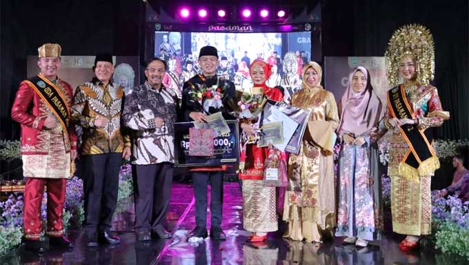 Bupati Benny Utama dan Wabup Sabar AS bersama pemenang Uda-Uni Duta Wisata Kabupaten Pasaman 2023